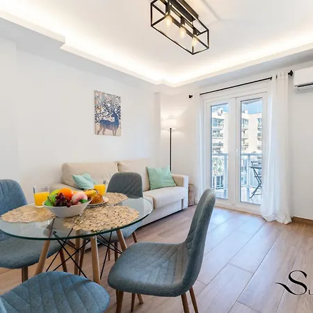 Beachfront Place With Balcony & Pool Апартаменты Торремолинос