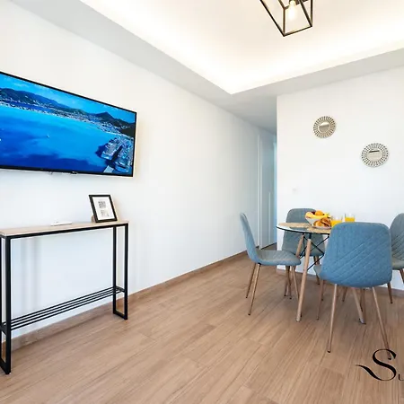 Beachfront Place With Balcony & Pool Апартаменты *