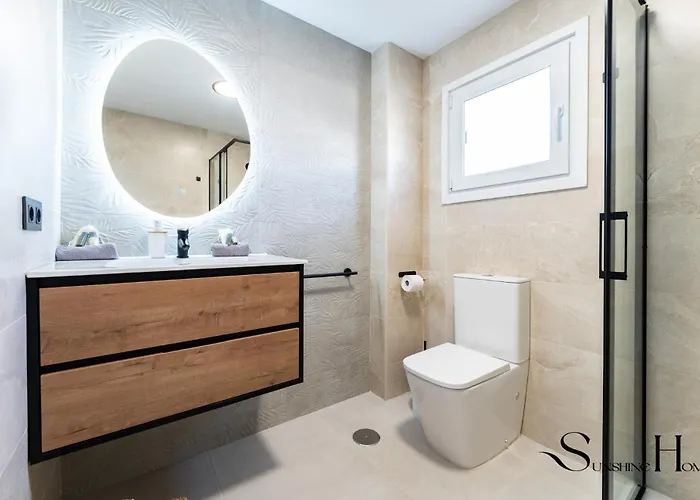 Beachfront Place With Balcony & Pool Торремолинос