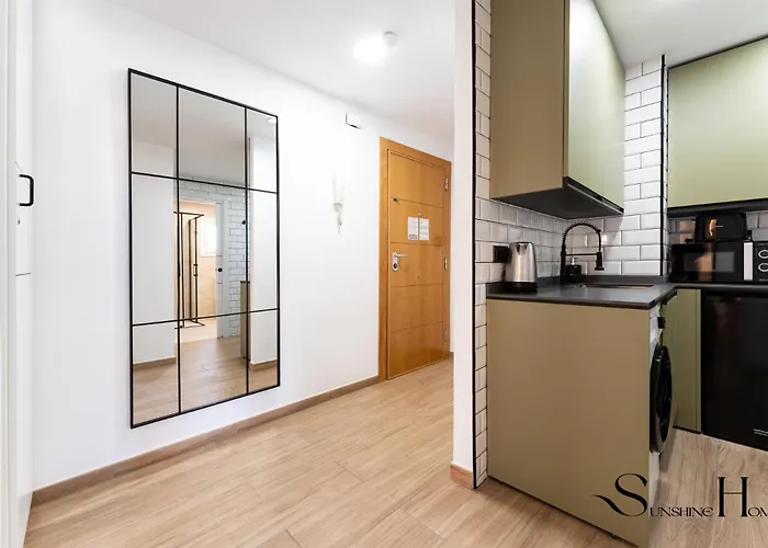 Beachfront Place With Balcony & Pool Торремолинос